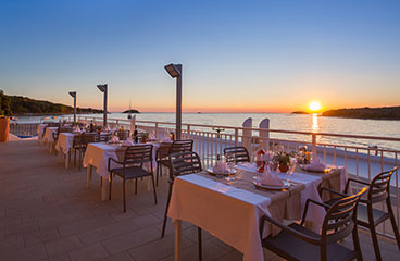 Vala beach bar con una spaziosa terrazza sulla costa con vista sul mare